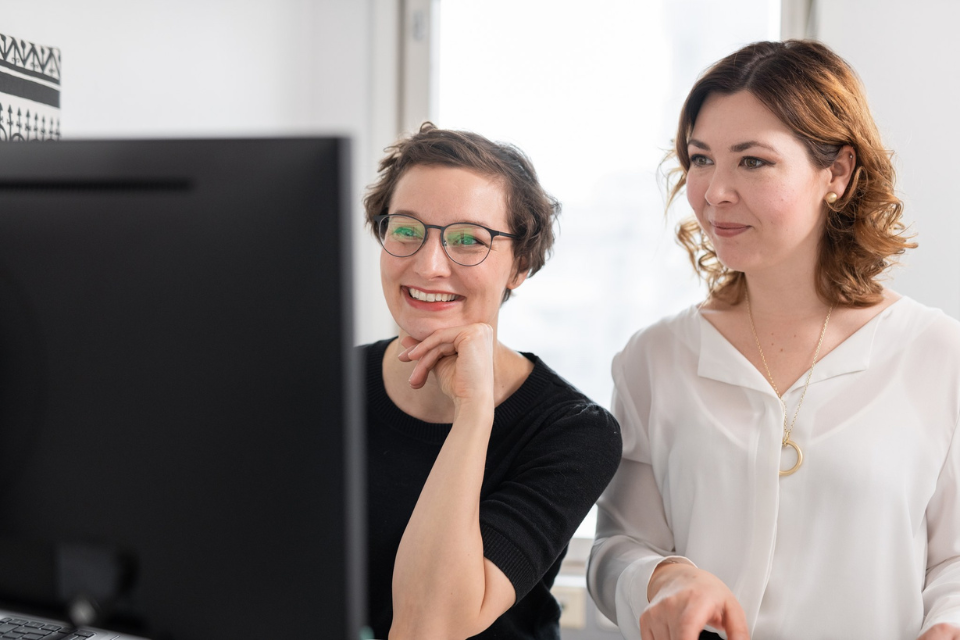 WorkPowerin Niina ja Elina tietokoneen äärellä.