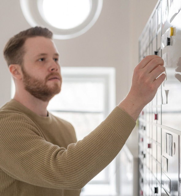 Kuvassa WorkPowerin kuljetus- ja logistiikka-alan toimihenkilö Ossi.