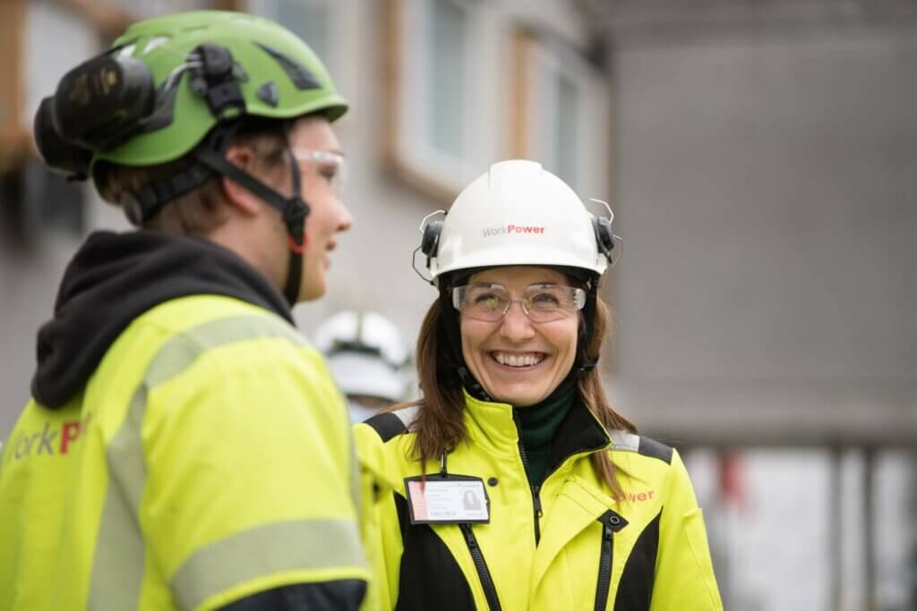 WorkPowerin työntekijöitä rakennustyömaalla.